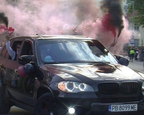 Блясък и красота: Абитуриентите на НПГ в Гоце Делчев събраха очите на неврокопчани