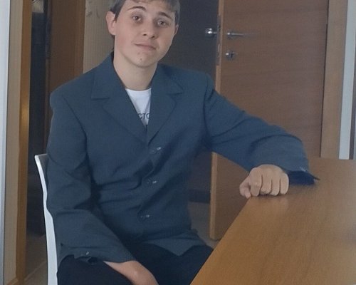 Абитуриент, награден с приз Ученик на годината отказа скъп костюм и бал