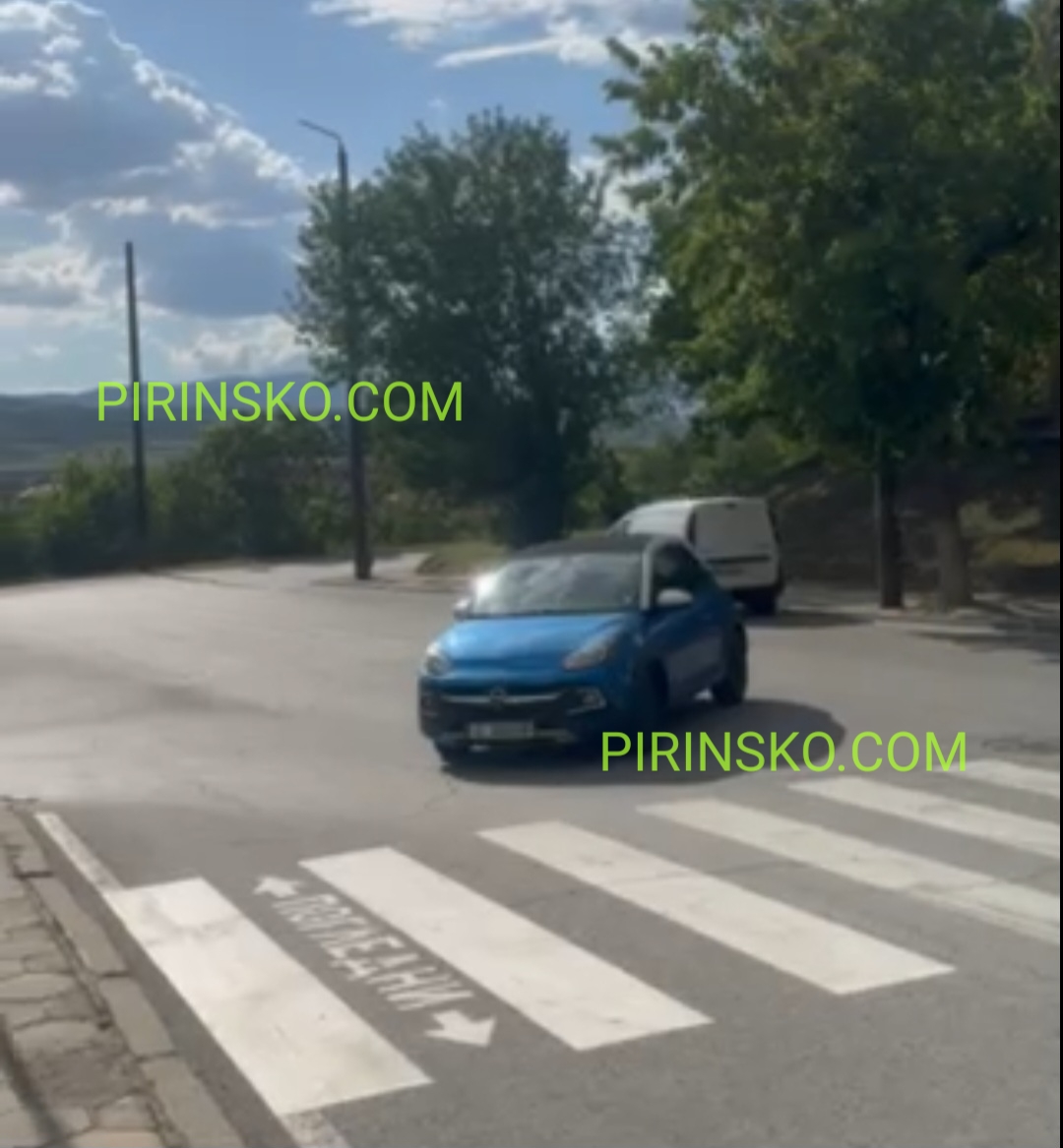 Абсурд в благоевградския квартал Струмско ! Кола е зарязана насред улицата пред пешеходна пътека, а шофьорът го няма Абсурд в благоевградския квартал Струмско ! Кола е зарязана насред улицата пред пешеходна пътека, а шофьорът го няма