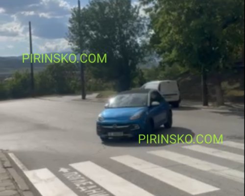 Абсурд в благоевградския квартал  Струмско ! Кола е зарязана насред улицата пред пешеходна пътека, а шофьорът го няма
