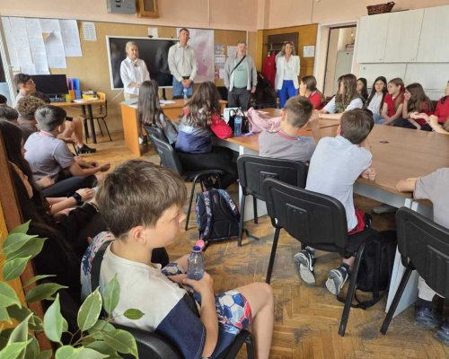 Гора  от вдигнати ръце на ученици с въпроси по темата за наркотиците