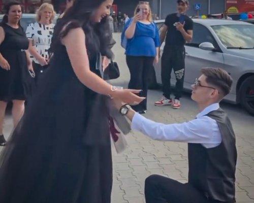 Любов под светлините на бала: Младеж от Югозапада падна на колене с предложение за брак на абитуриентския си бал