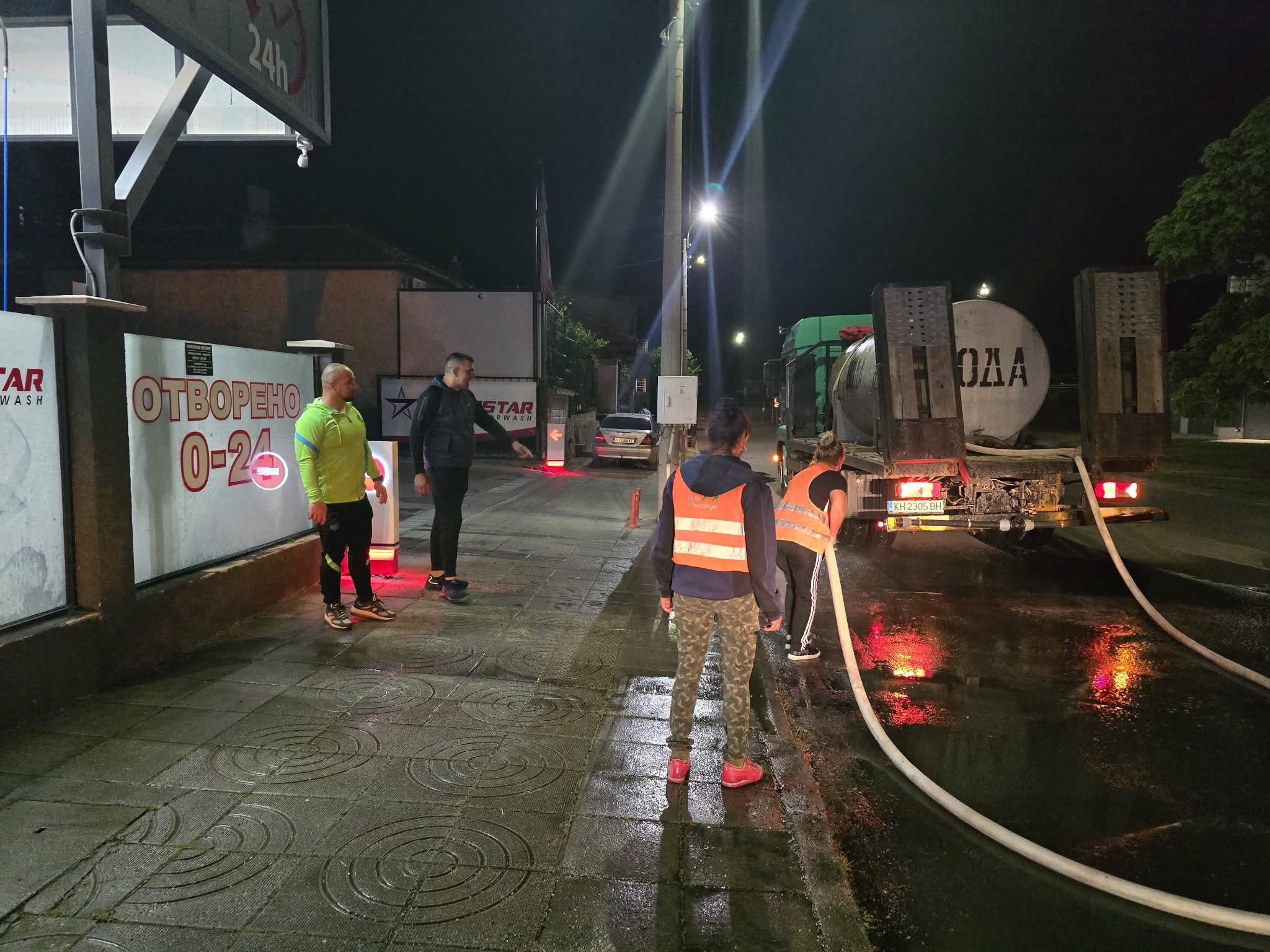 Община Дупница започна мащабно миене на улиците и тротоарите в града