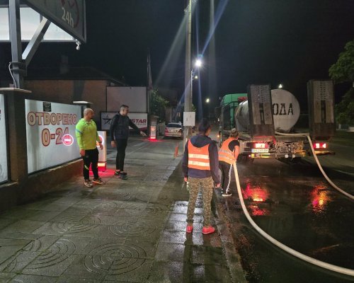 Община Дупница започна мащабно миене на улиците и тротоарите в града