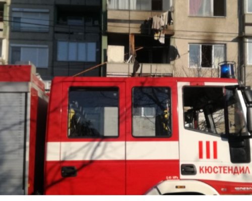 Микробус изгоря при пожар в гараж в Бобов дол