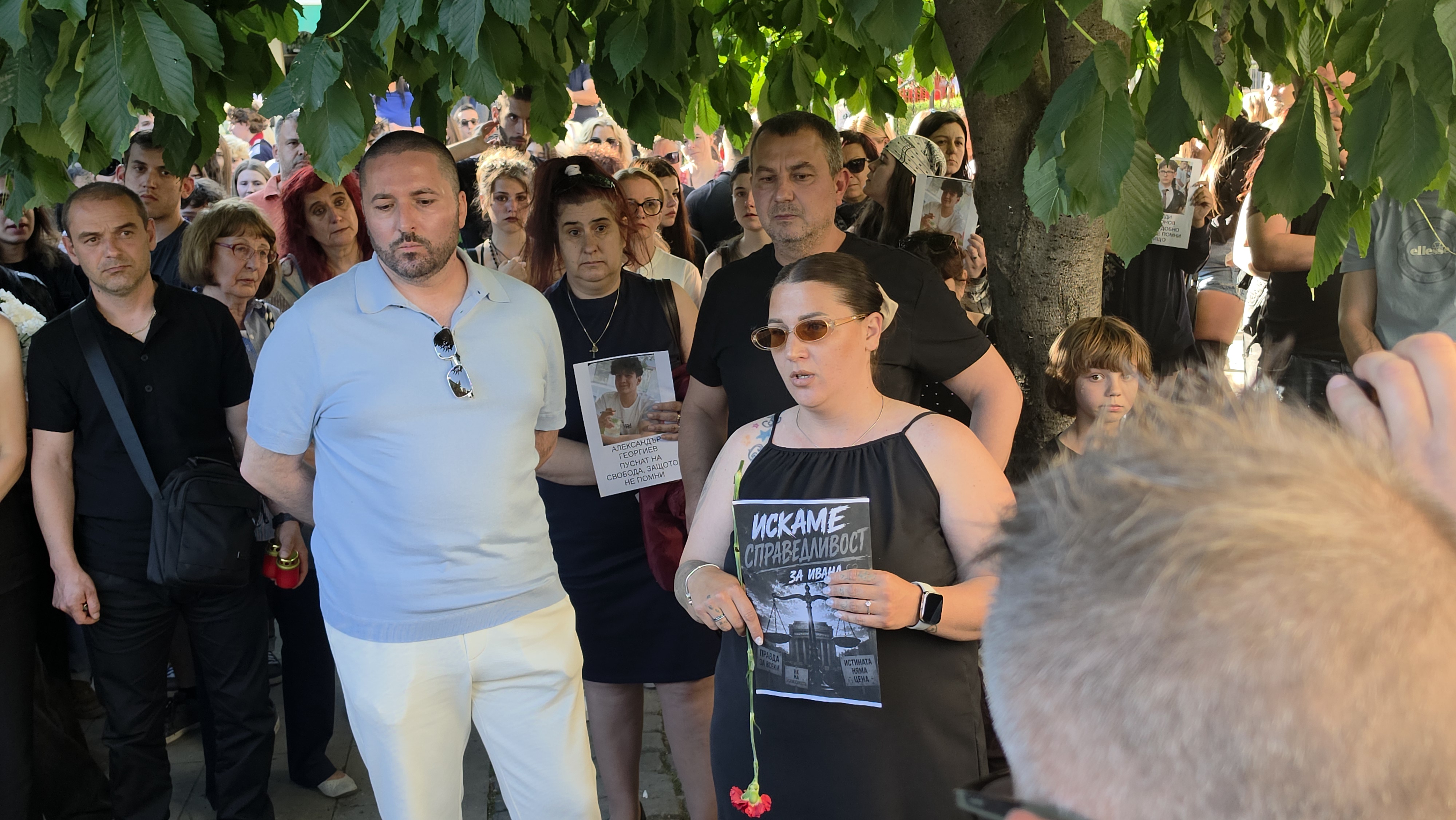 Благоевградчани излязоха на мирно бдение в памет на 16-годишната Ивана