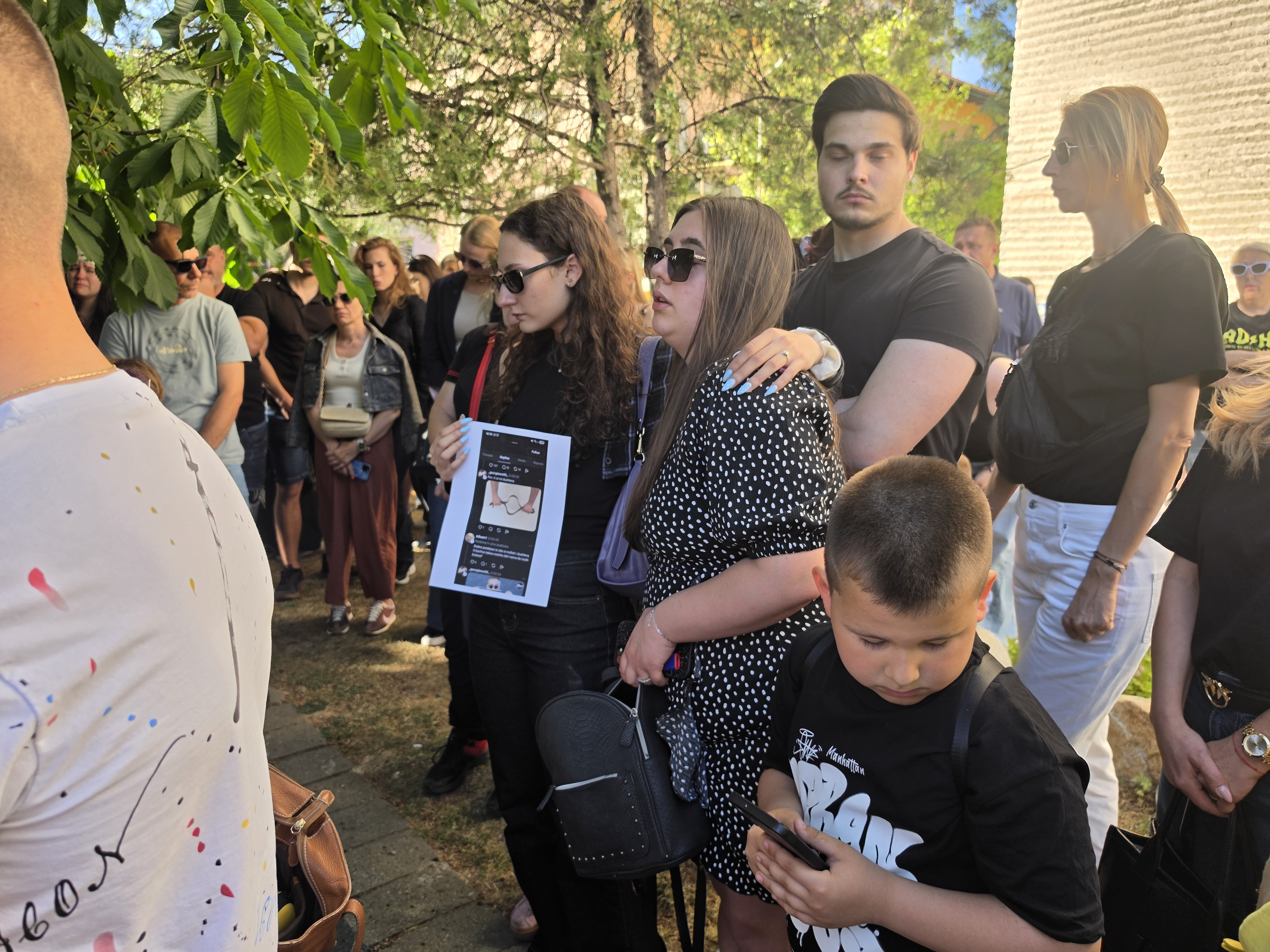 Благоевградчани излязоха на мирно бдение в памет на 16-годишната Ивана