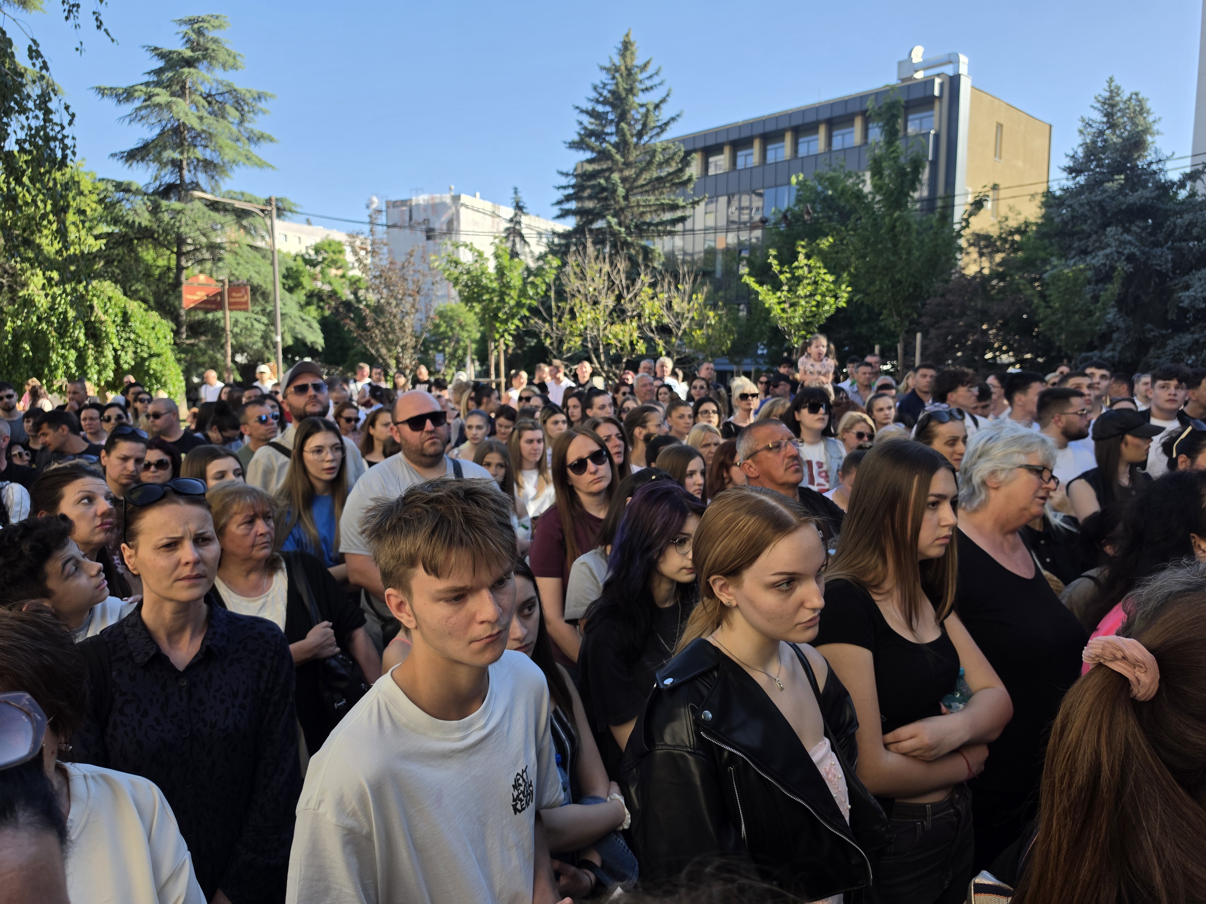 Благоевградчани излязоха на мирно бдение в памет на 16-годишната Ивана