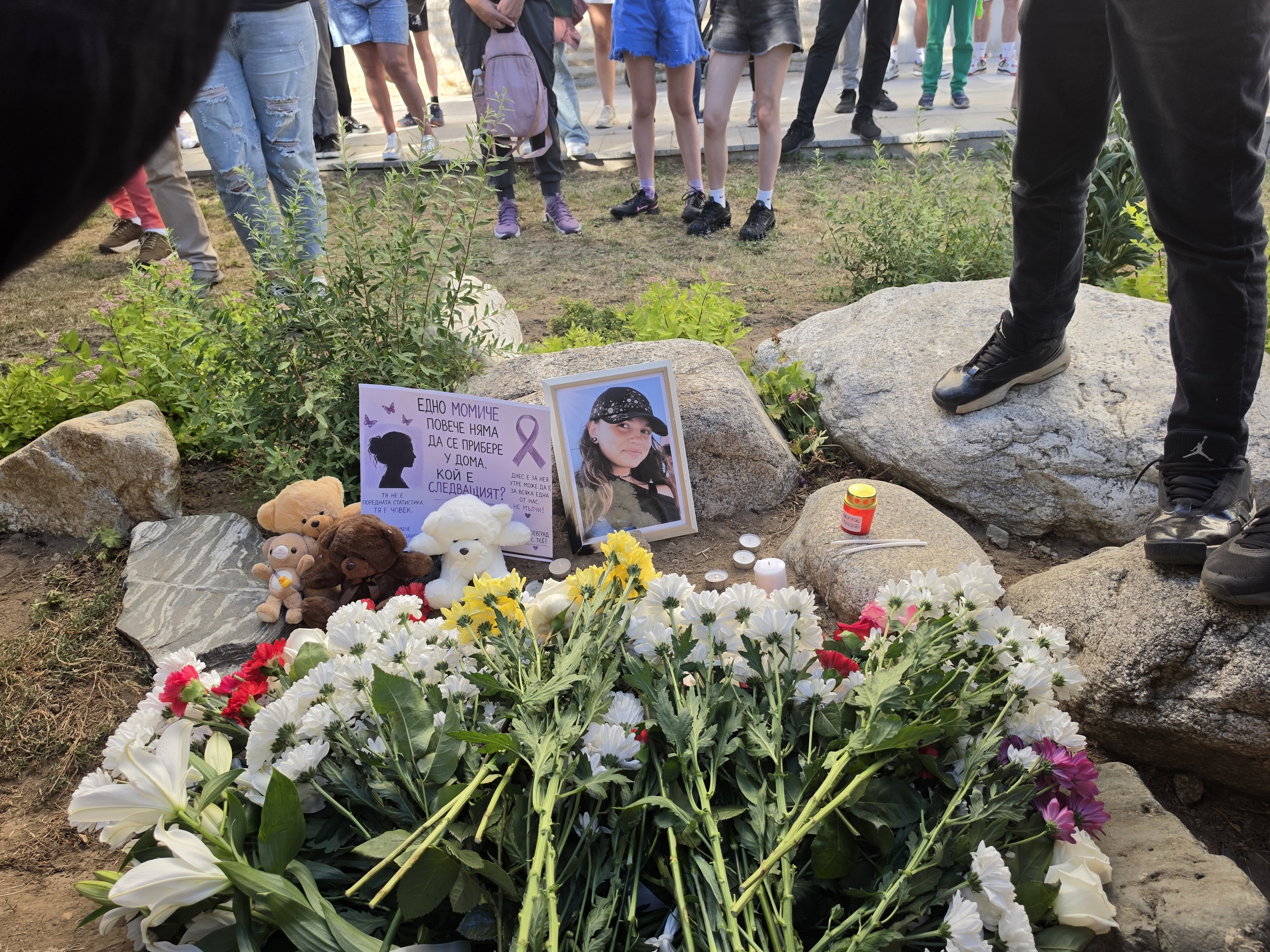 Благоевградчани излязоха на мирно бдение в памет на 16-годишната Ивана