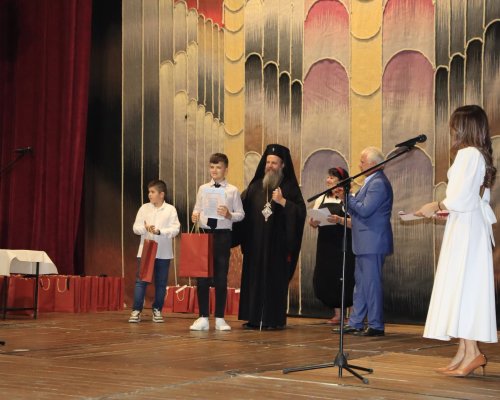 Награди за ученици в областния кръг на конкурса  Бог е любов