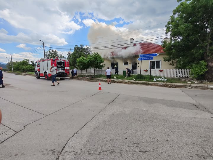 Горя къща във Бобов дол Горя къща във Бобов дол