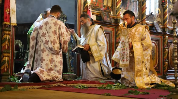 Със света литургия Банско отбеляза своя храмов празник на църква Света Тройца