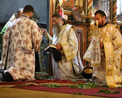 Със света литургия Банско отбеляза своя храмов празник на църква Света Тройца