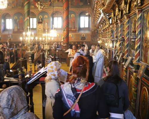 Стотици миряни изпълниха храм  Света Троица  в Банско за празника Петдесетница