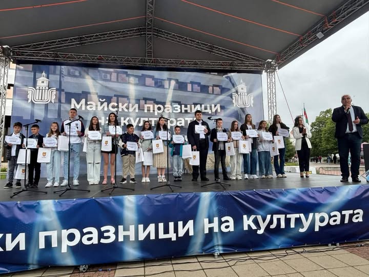 Кметът на Дупница поздрави децата по случай Международния ден на детето Кметът на Дупница поздрави децата по случай Международния ден на детето