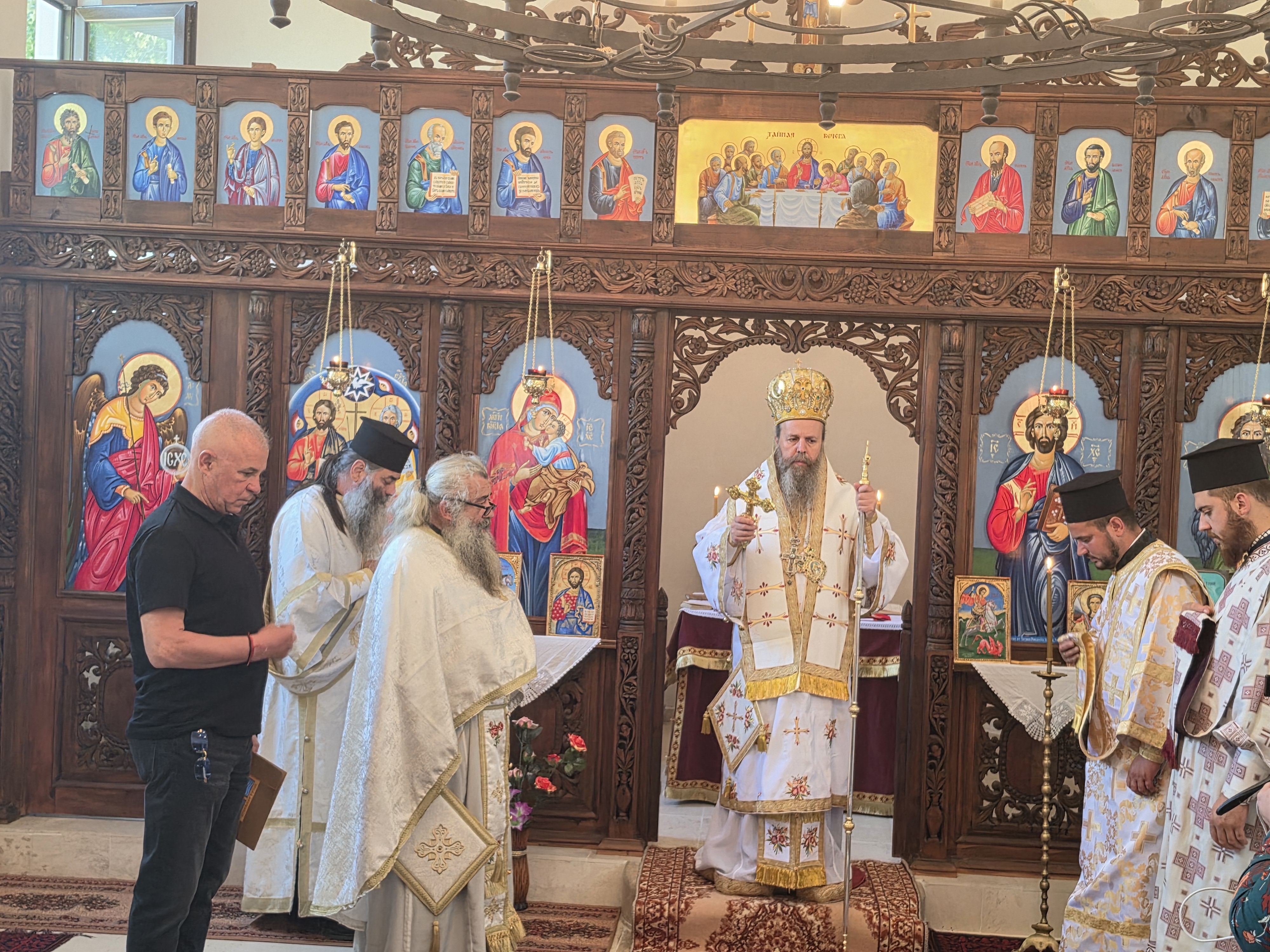 Неврокопският митрополит Серафим освети храм  Света Троица  в с. Железница на празника Свети Дух