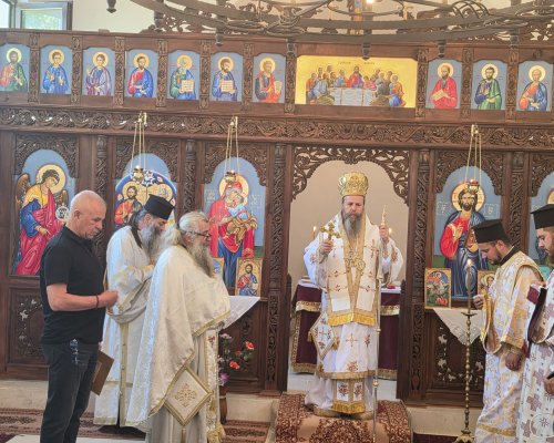 Неврокопският митрополит Серафим освети храм  Света Троица  в с. Железница на празника Свети Дух