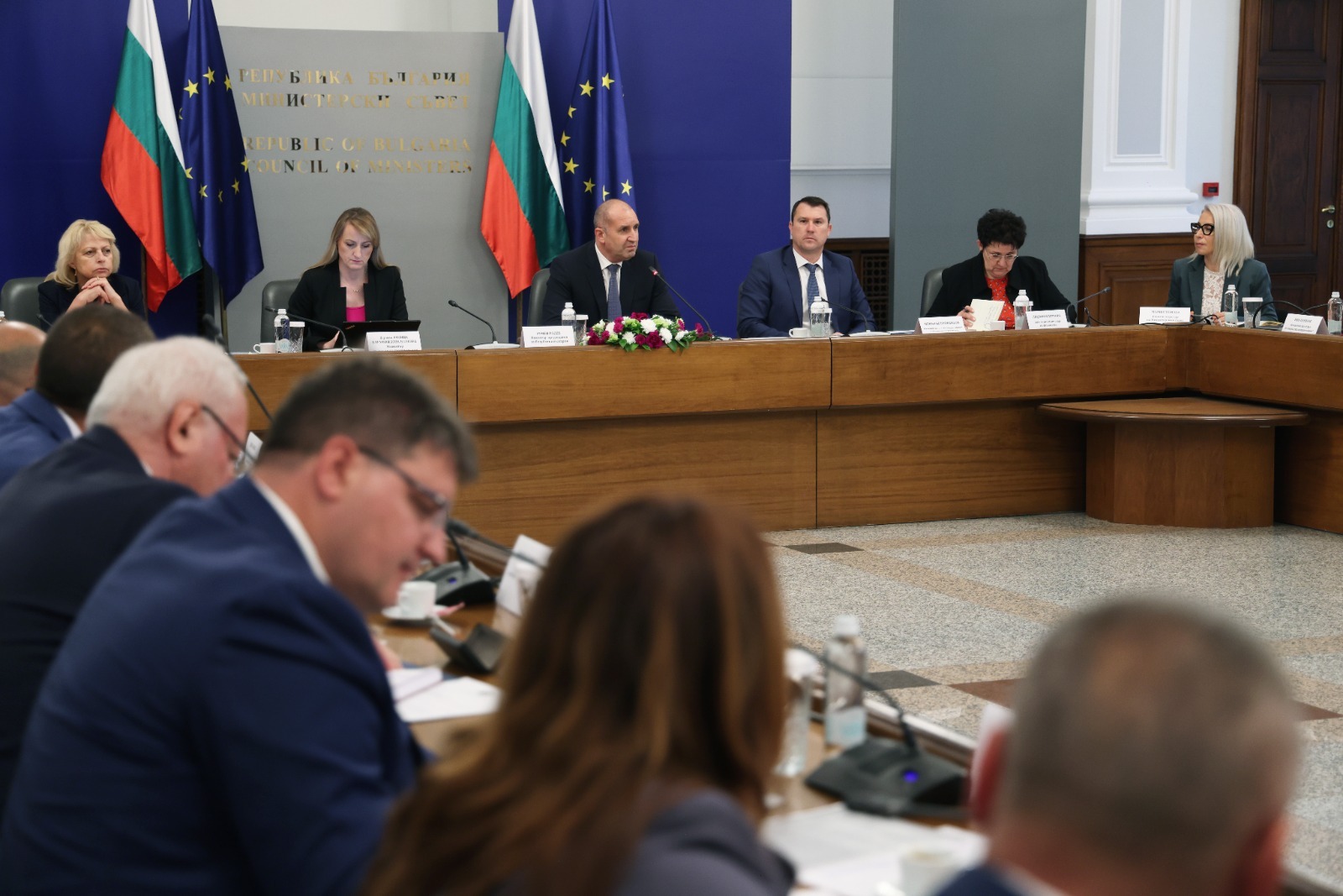 Румен Радев: Областните управители да реагират бързо при кризи и да привличат инвестиции Румен Радев: Областните управители да реагират бързо при кризи и да привличат инвестиции