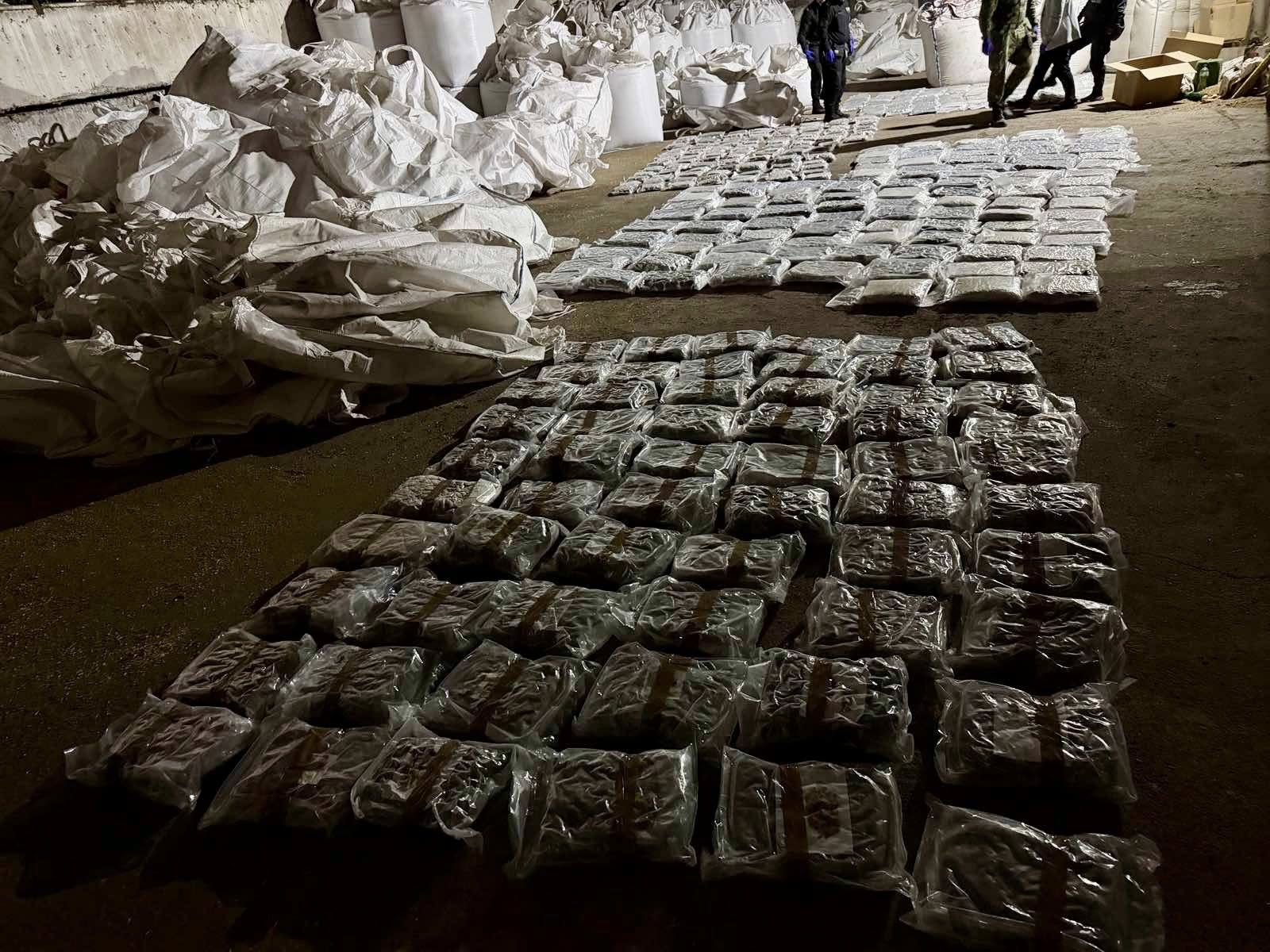 Спецоперация на ДАНС, ГДБОП и прокуратурата: Разкрита наркобаза с 250 кг марихуана и хеликоптер