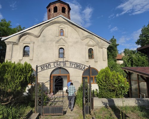 Храм  Света Троица  в Големо село с над 140-годишна история събра миряни на курбан за здраве