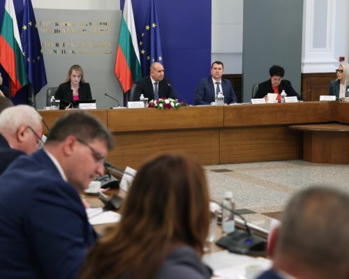 Областният управител на Благоевград Васил Трендафилов участва в работна среща, инициирана от министър-председателя Румен Радев