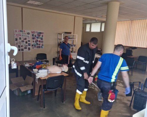 Доброволци и спасителни екипи на терен след пороя в Благоевград