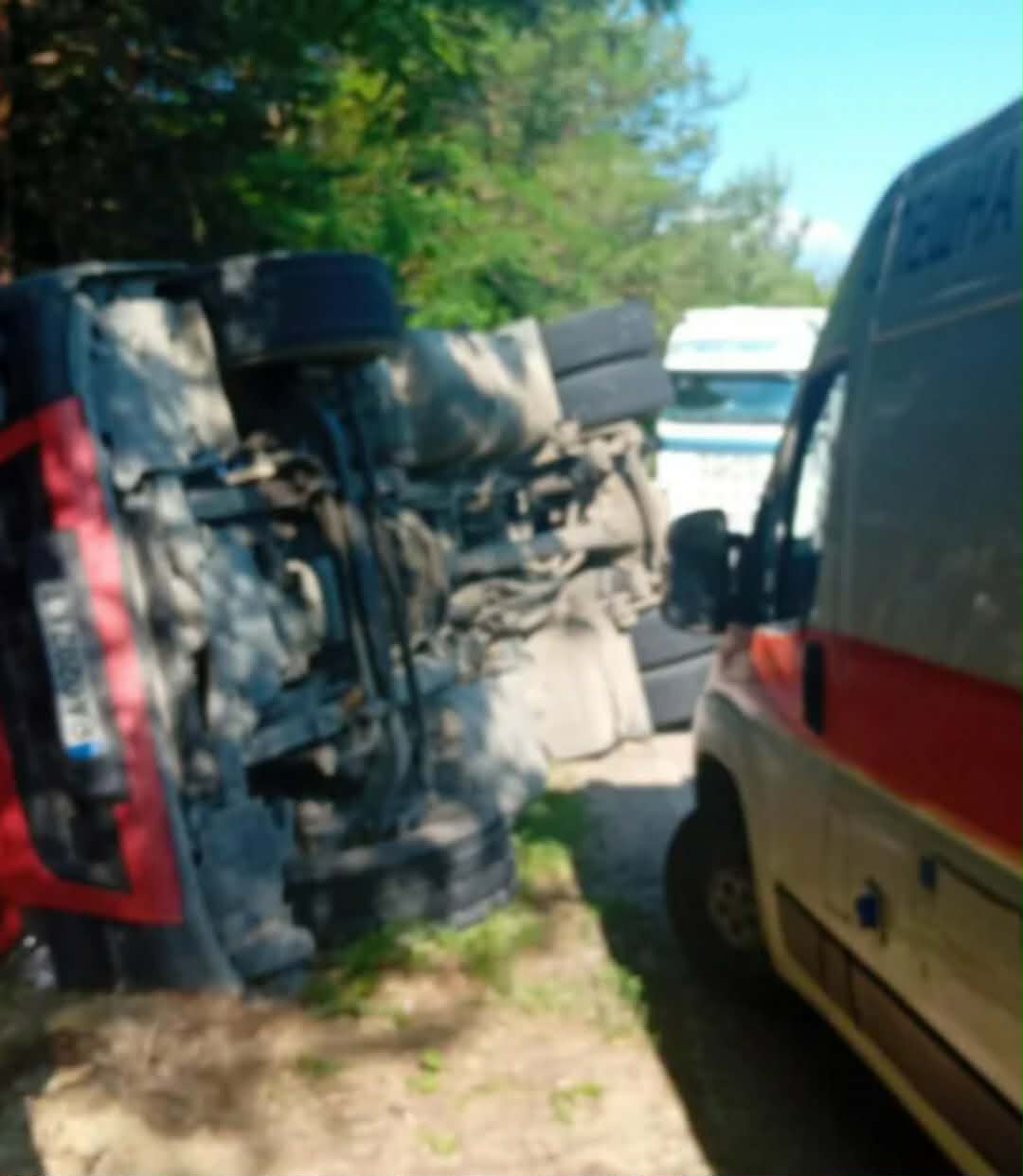Камион се обърна край Гоце Делчев