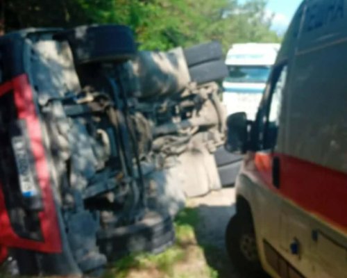 Камион се обърна край Гоце Делчев