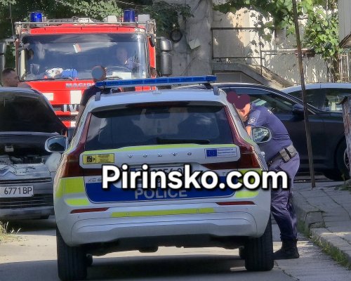Пожар в лек автомобил в Благоевград, овладян от пожарникари-засегната е пластмасова част под двигателя