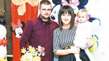 Рожден ден с героите на Уолт Дисни подариха на дъщеричката Бориса съдебната секретарка З. Янева и охранителят Б. Сапунджиев