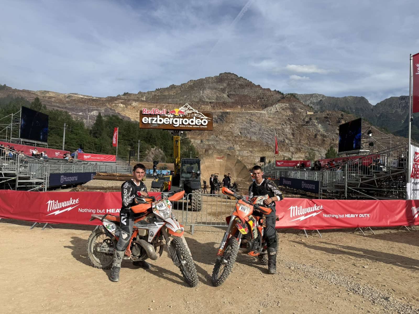 Състезатели на  Мото Дружина Банско  на Red Bull Erzbergrodeo