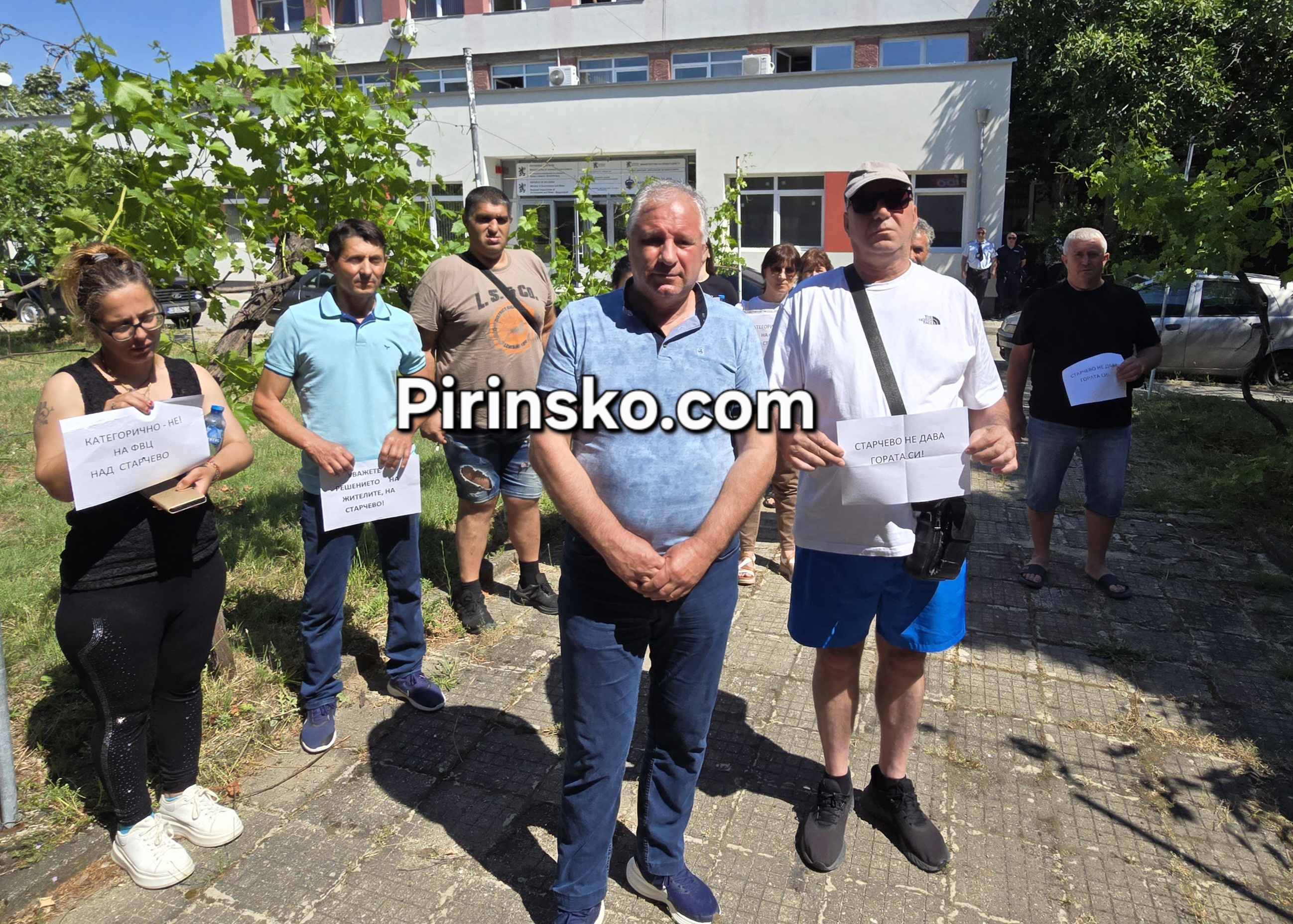Жителите на Старчево протестират пред РИОСВ Благоевград срещу изграждането на фотоволтаичен парк