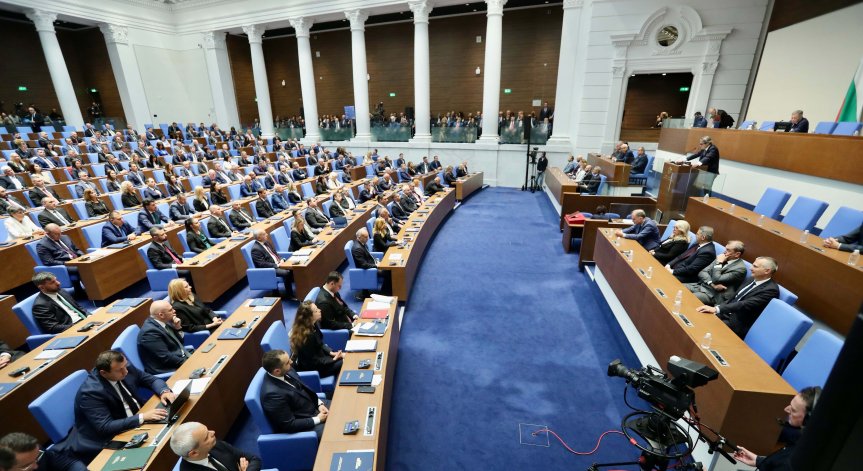 Депутатите единодушно замразиха заплатите си