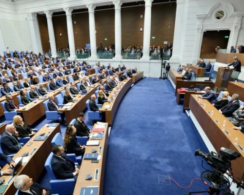Депутатите единодушно замразиха заплатите си