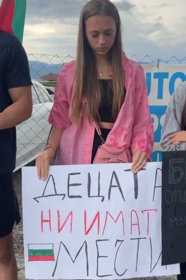 Днес скърбим, утре искаме промяна : Стотици ученици и граждани на шествие в памет на Крум в Гоце Делчев