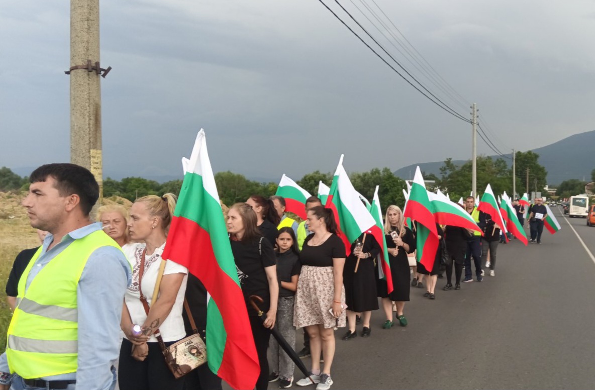 Днес скърбим, утре искаме промяна : Стотици ученици и граждани на шествие в памет на Крум в Гоце Делчев