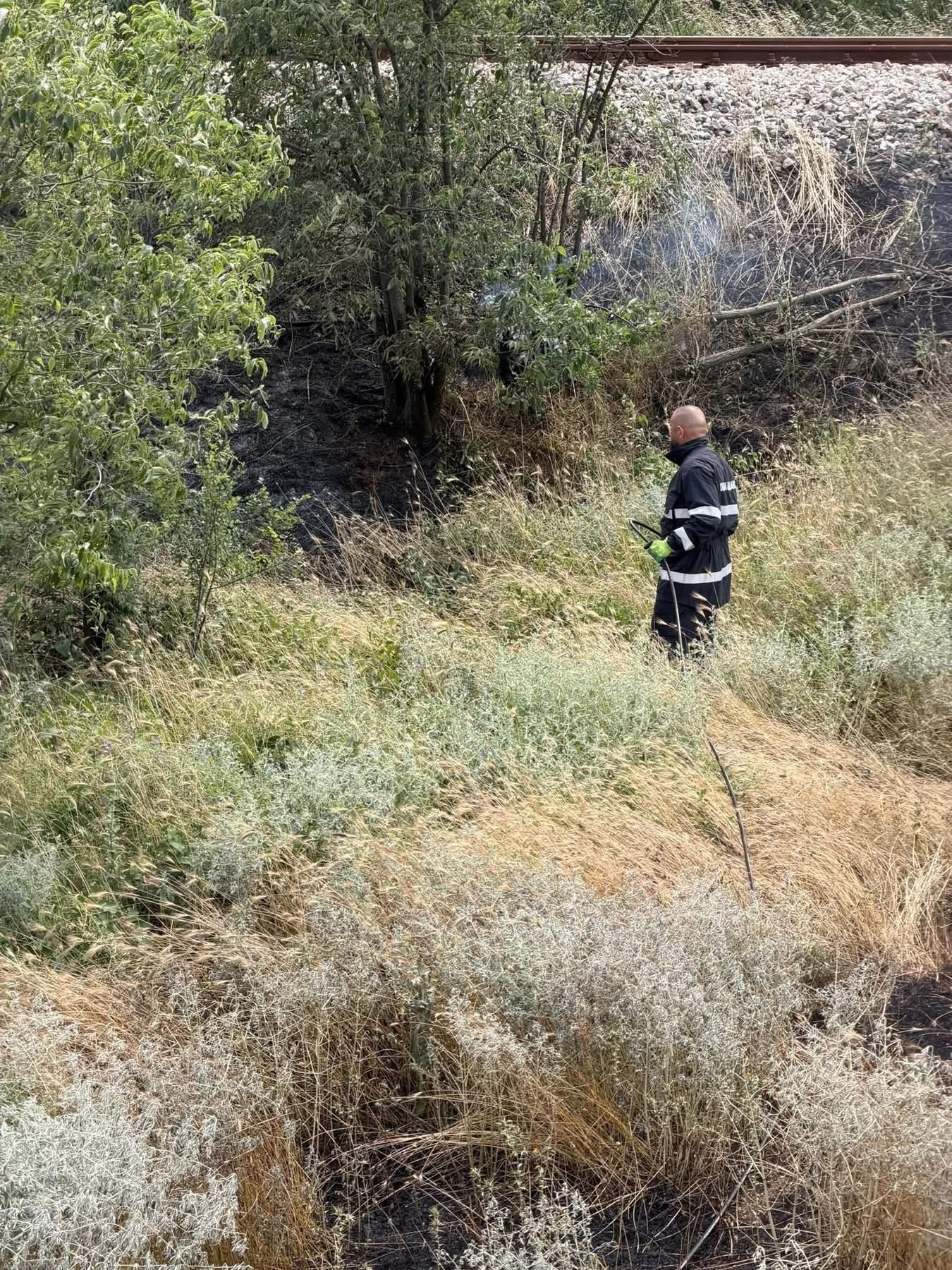 Доброволци и пожарникари ликвидираха пожар край село Плоски Доброволци и пожарникари ликвидираха пожар край село Плоски