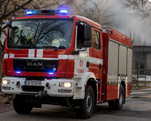 58 пожара са потушени в страната за денонощие, една жена пострада