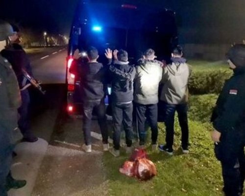 Полицията спипа бус край Бургас с натъпкани 33 полуживи мигранти в него