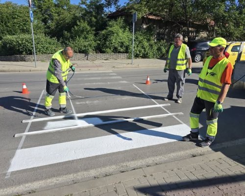 Нанасянето на нова пътна маркировка по улиците на Дупница продължава