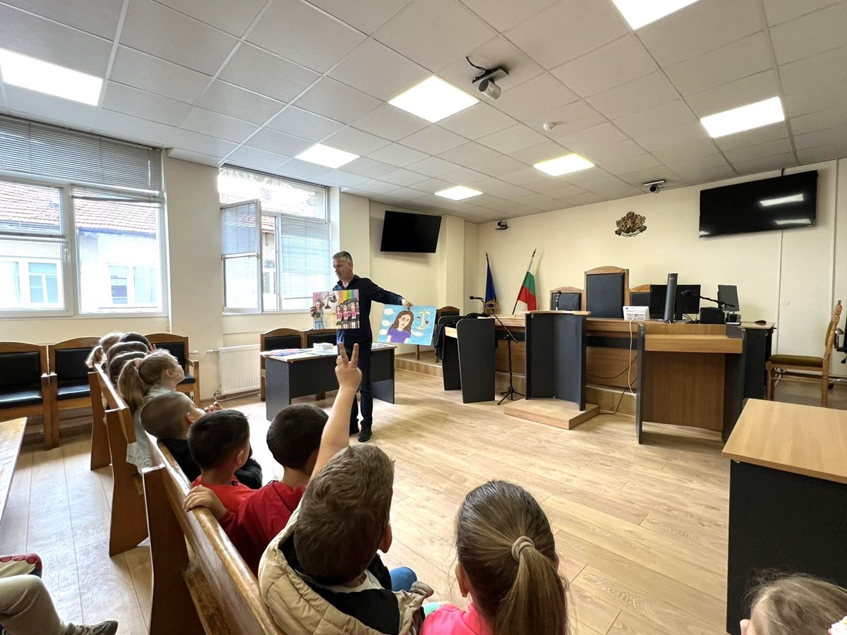 За спазване правилата за движение по пътищата призоваха ученици от Център за работа с деца на улицата, които бяха гости в Окръжен съд Кюстендил