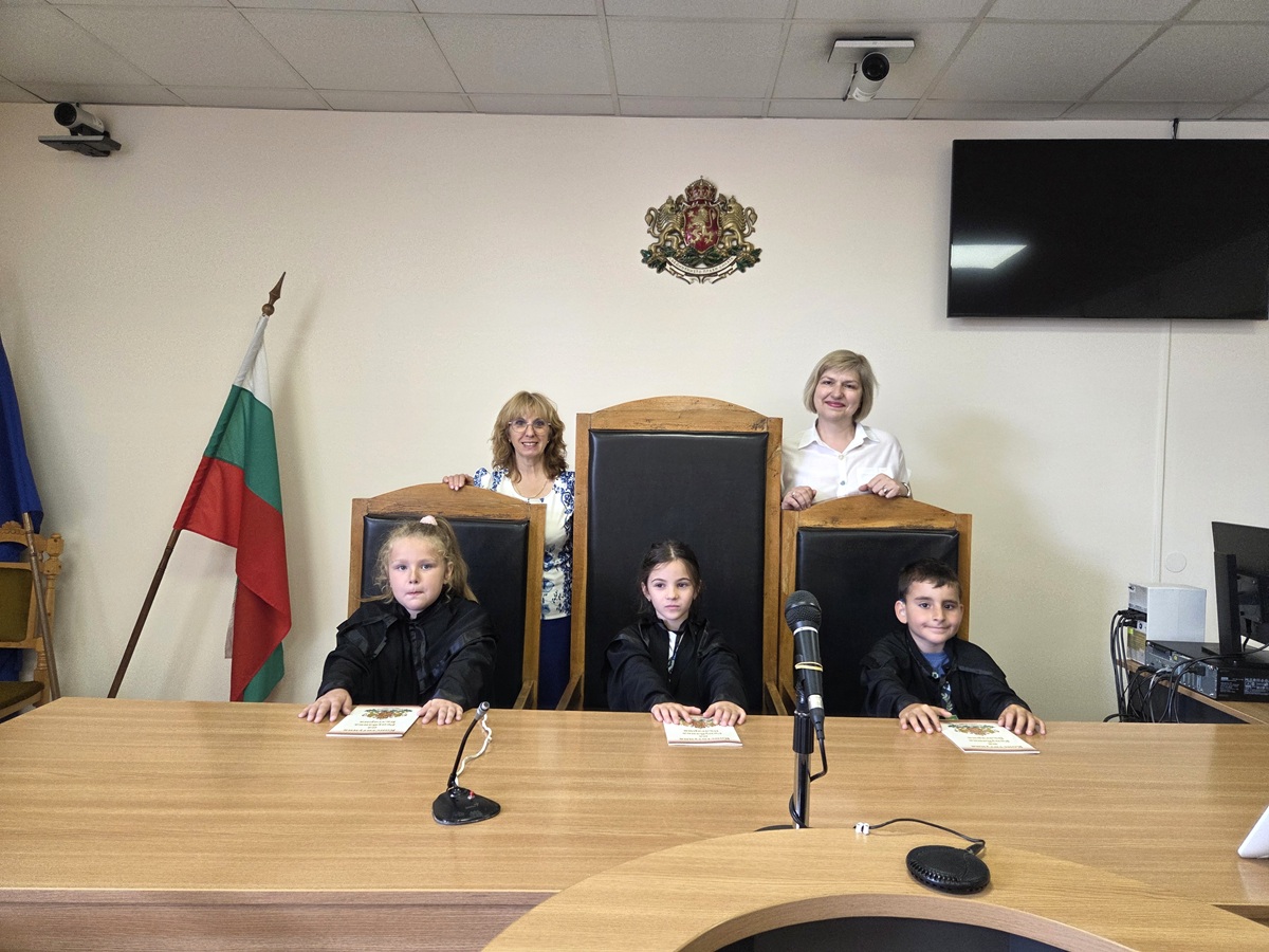За спазване правилата за движение по пътищата призоваха ученици от Център за работа с деца на улицата, които бяха гости в Окръжен съд Кюстендил За спазване правилата за движение по пътищата призоваха ученици от Център за работа с деца на улицата, които бяха гости в Окръжен съд Кюстендил