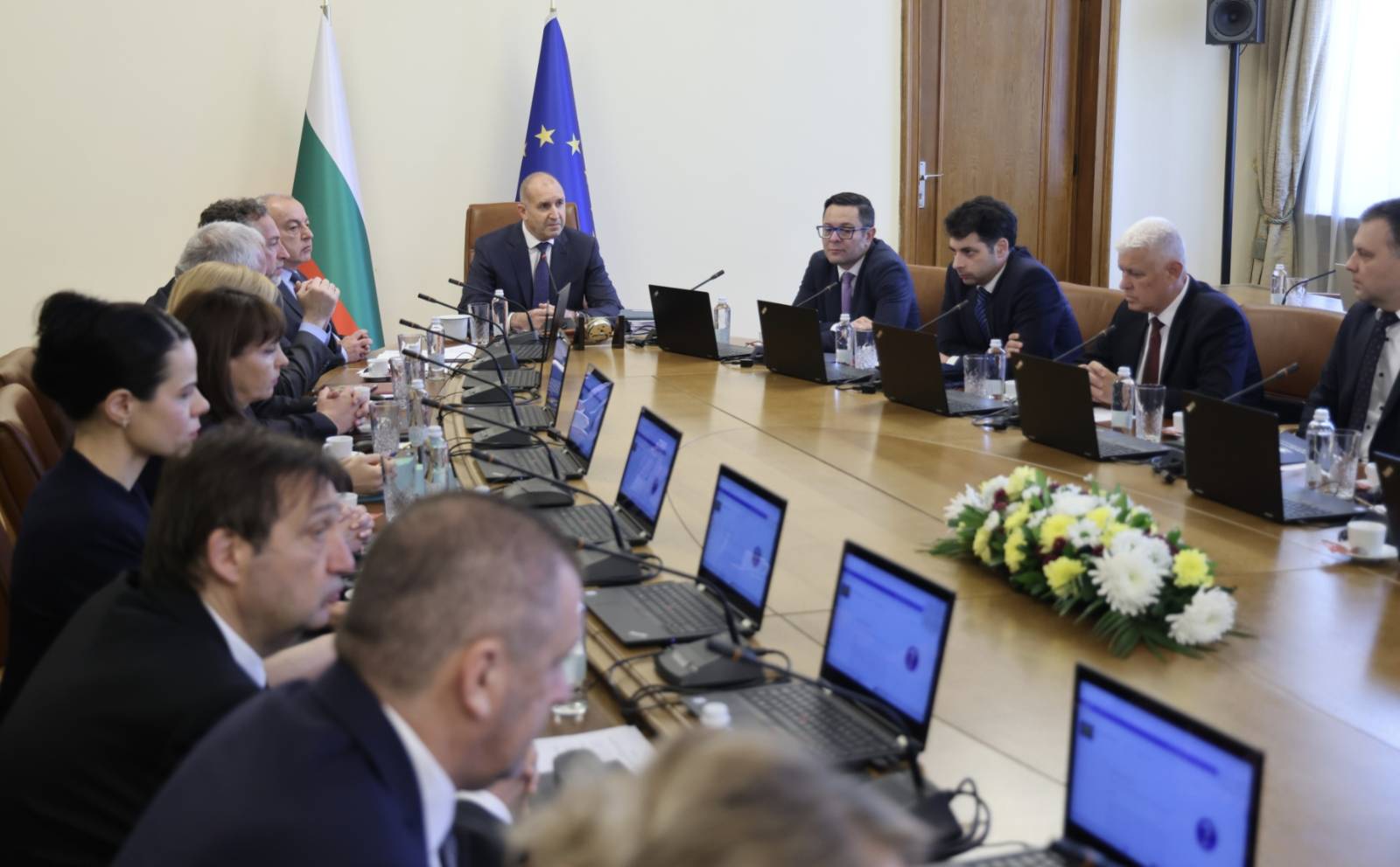 Румен Радев: Целта ни е да сложим край на безобразните обществени поръчки и скритите трансфери, които ощетяват бюджета в особено големи размери Румен Радев: Целта ни е да сложим край на безобразните обществени поръчки и скритите трансфери, които ощетяват бюджета в особено големи размери