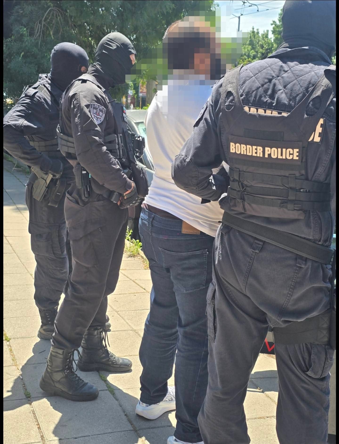 ГДБОП, ГДГП и ДАНС разбиха канал за трафик на мигранти: 23-ма задържани в мащабна спецоперация