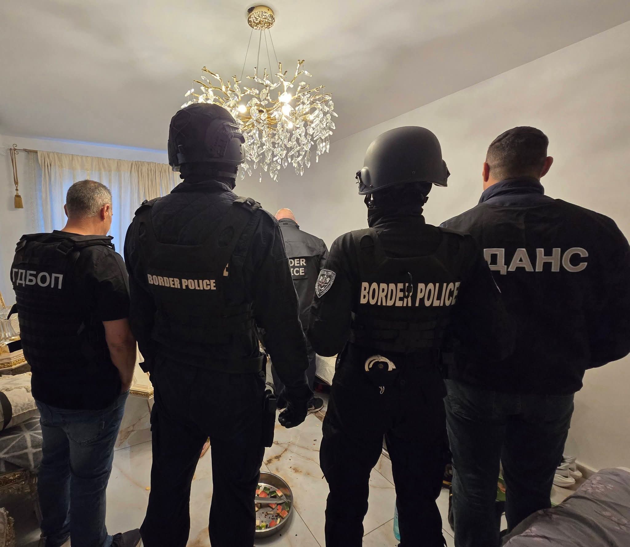 ГДБОП, ГДГП и ДАНС разбиха канал за трафик на мигранти: 23-ма задържани в мащабна спецоперация