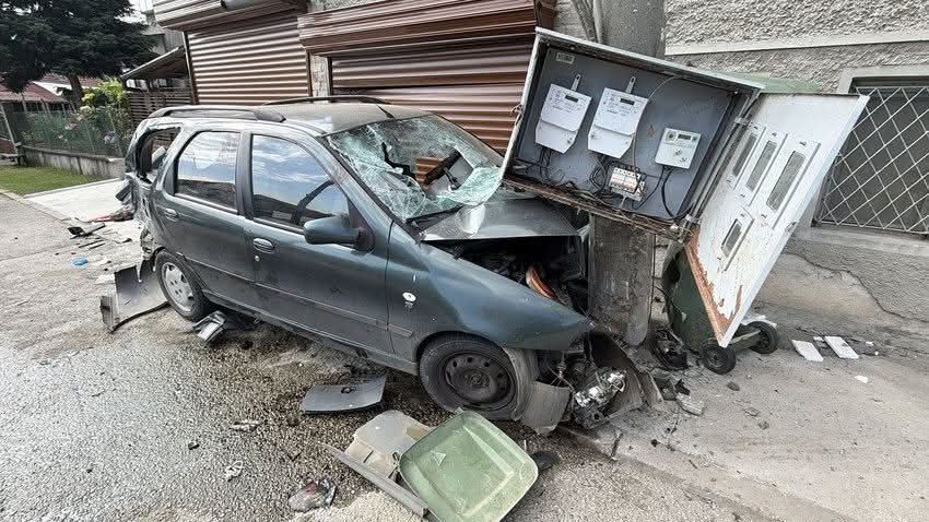 15-годишен зад волана катастрофира в Горна Оряховица, пет деца пострадаха 15-годишен зад волана катастрофира в Горна Оряховица, пет деца пострадаха