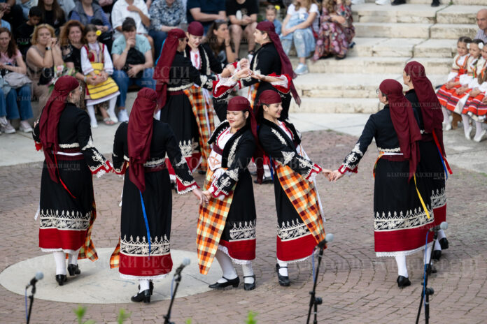 С много настроение и любов към фолклора премина вторият годишен концерт на ДЮФА Пиринска китка С много настроение и любов към фолклора премина вторият годишен концерт на ДЮФА Пиринска китка