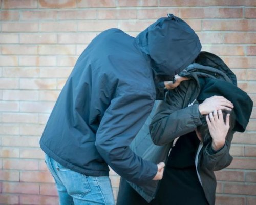 Агресия между деца: Тийнейджър атакува свой връстник с палка и бокс на оживена улица
