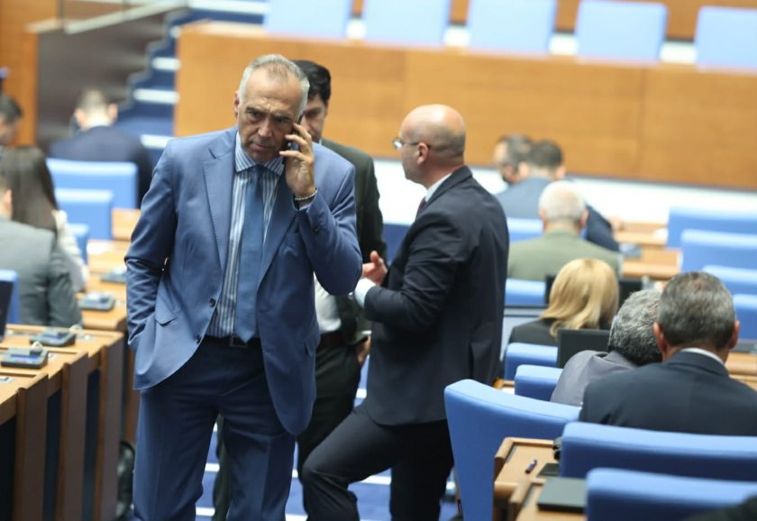 Депутатите приеха новия дълг от 3,8 млрд. евро Депутатите приеха новия дълг от 3,8 млрд. евро