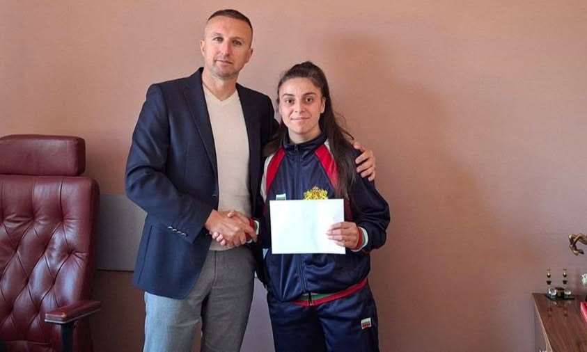 Кметът на Белица награди медалистките по борба от местния спортен клуб
